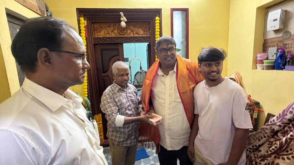 தட்டாஞ்சாவடி தொகுதி மக்களுக்கு வீடு வீடாகச் சென்று இனிப்புகள் வழங்கி நன்றி தெரிவித்தார் எம்.எல்.ஏ. அசோக் ஆனந்த்