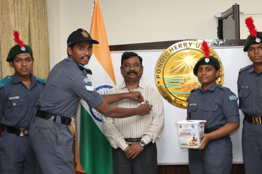 புதுவை பல்கலைக்கழக துணைவேந்தர் கொடி நாளுக்கு நிதி உதவி வழங்கி தொடங்கி வைத்தார்