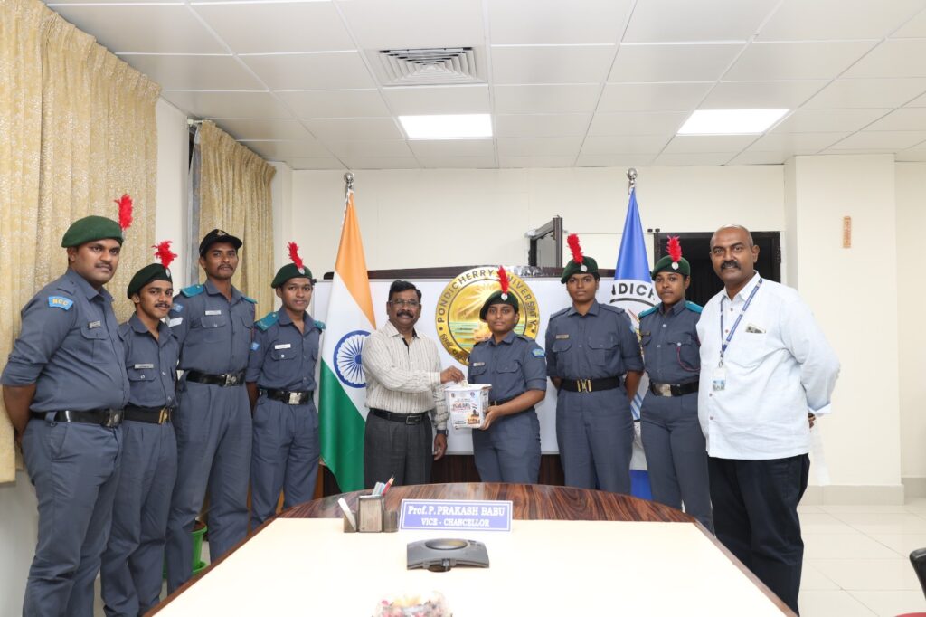 புதுவை பல்கலைக்கழக துணைவேந்தர் கொடி நாளுக்கு நிதி உதவி வழங்கி தொடங்கி வைத்தார்