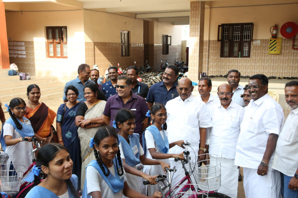காரைக்காலில் பள்ளி மாணவர்களுக்கு இலவச மிதிவண்டிகள் சிவக்கொழுந்து வழங்கினார்