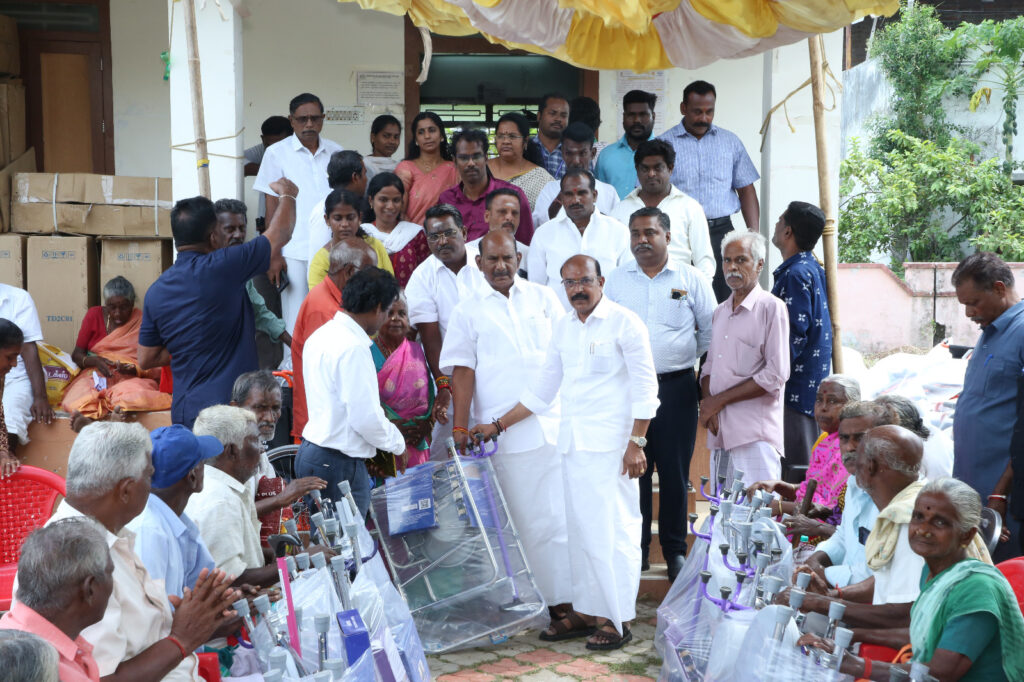 காரைக்காலில் பள்ளி மாணவர்களுக்கு இலவச மிதிவண்டிகள் சிவக்கொழுந்து வழங்கினார்