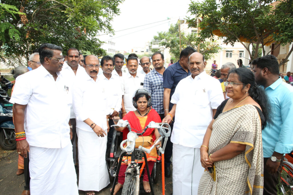 காரைக்காலில் பள்ளி மாணவர்களுக்கு இலவச மிதிவண்டிகள் சிவக்கொழுந்து வழங்கினார்