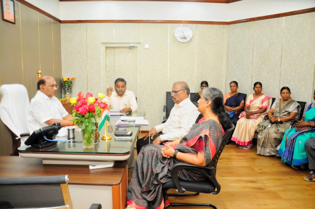 அரசுப் பணியாளர்கள் கூட்டமைப்பு மற்றும் புதுச்சேரி அங்கன்வாடி பணியாளர்கள் சங்கத்தின் நிர்வாகிகள் அமைச்சர் சிவக்கொழுதை சந்தித்து ஆலோசனை