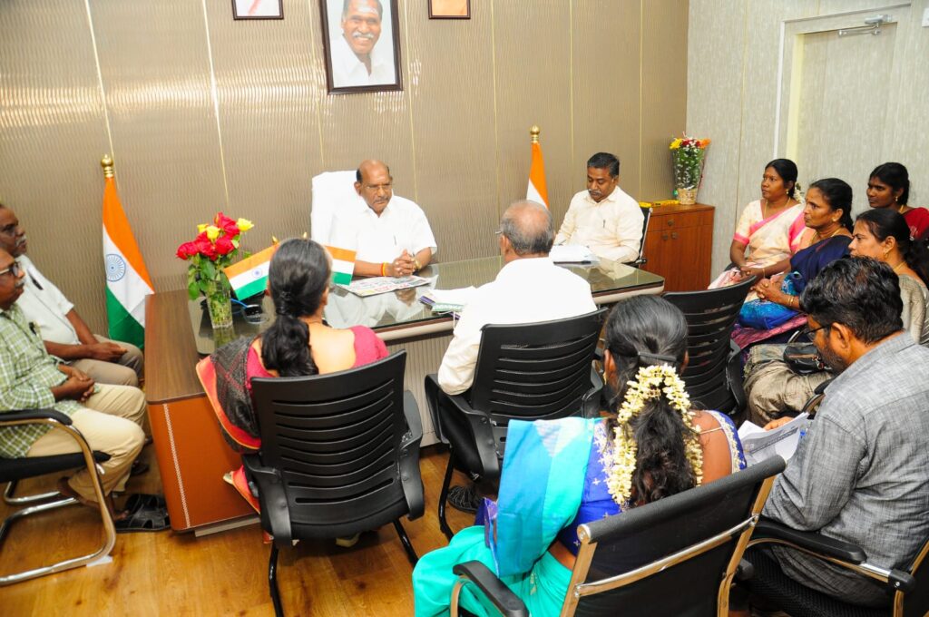 அரசுப் பணியாளர்கள் கூட்டமைப்பு மற்றும் புதுச்சேரி அங்கன்வாடி பணியாளர்கள் சங்கத்தின் நிர்வாகிகள் அமைச்சர் சிவக்கொழுதை சந்தித்து ஆலோசனை