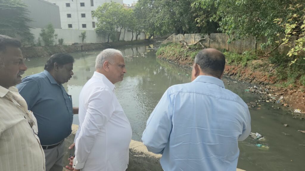 உப்பனாறு கால்வாயில் தூர்வாரும் பணிகளை அமைச்சர் மல்லாடி கிருஷ்ணாராவ் ஆய்வு செய்தார்