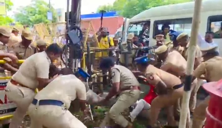 தலைமை தபால் நிலையத்தை முற்றுகையிட்ட வாலிபர் சங்கத்தினர் ; போலீசார் குண்டுக்கட்டாக தூக்கி கைது செய்தனர்