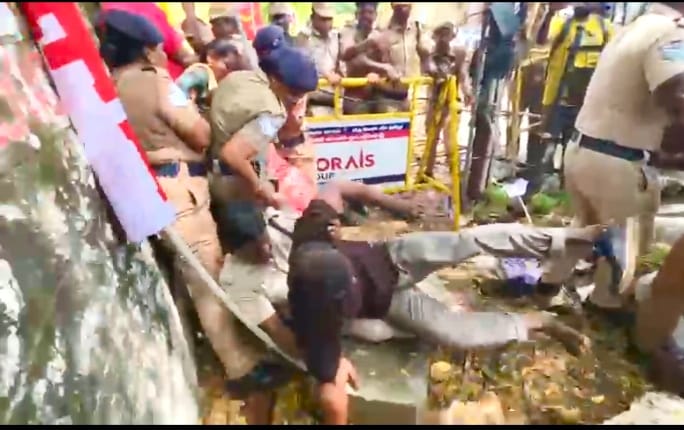 தலைமை தபால் நிலையத்தை முற்றுகையிட்ட வாலிபர் சங்கத்தினர் ; போலீசார் குண்டுக்கட்டாக தூக்கி கைது செய்தனர்