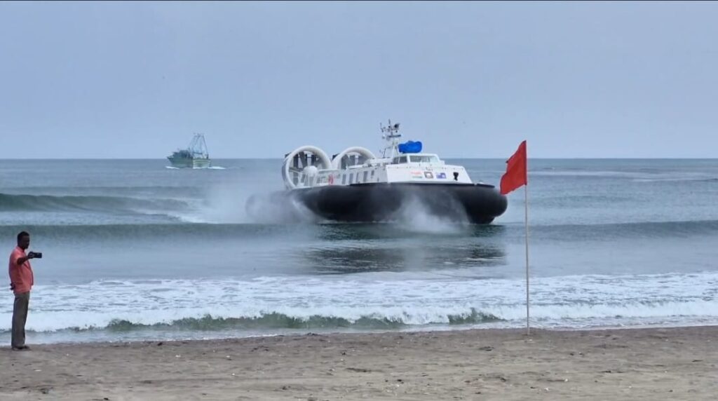 கடலிலும்,கரையிலும் பயணிக்கும் அதிவேக ஹோவர் கிராப்ட் கப்பல்கள் காரைக்கால் வந்தது