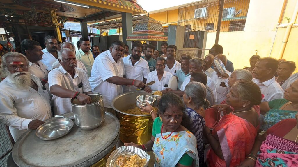 அசோக் ஆனந்த் மகாத்மா நகரில் அன்னதானம்