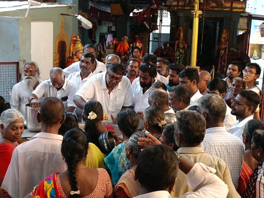 அசோக் ஆனந்த் மகாத்மா நகரில் அன்னதானம்