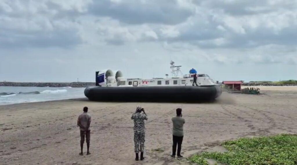 கடலிலும்,கரையிலும் பயணிக்கும் அதிவேக ஹோவர் கிராப்ட் கப்பல்கள் காரைக்கால் வந்தது