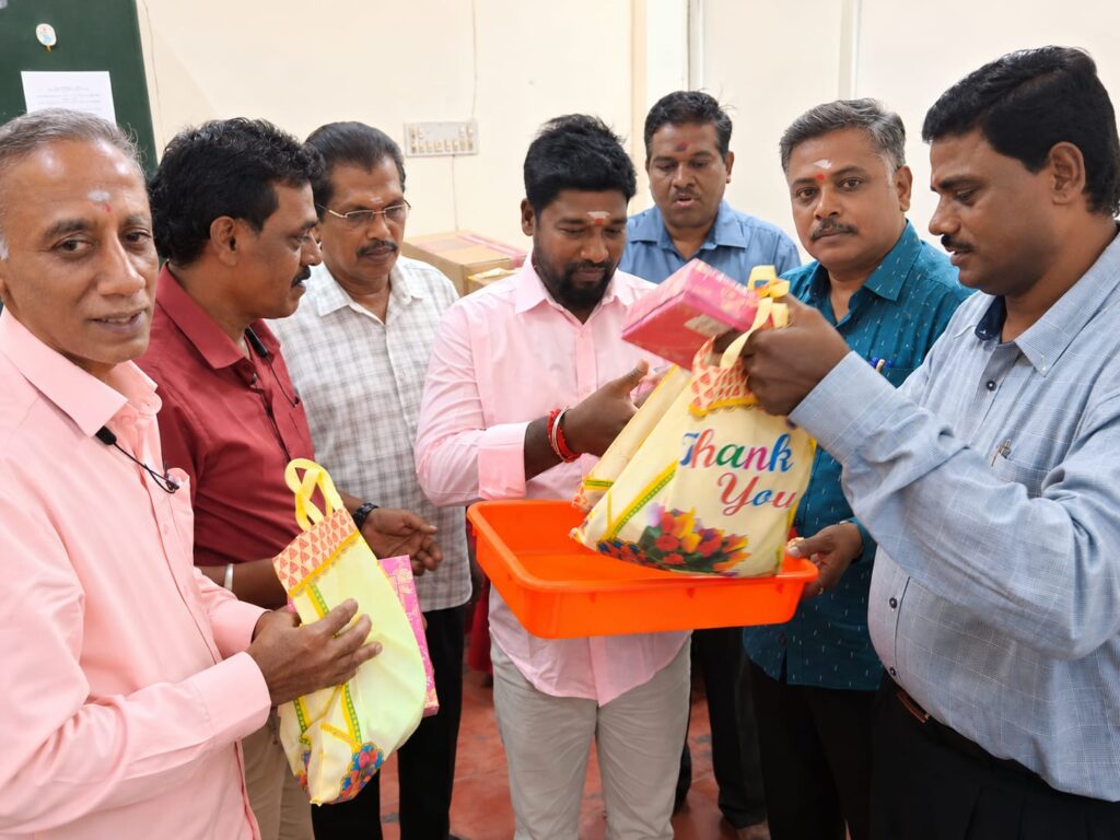 செய்தி மக்கள் தொடர்பு துறை அலுவலகத்தில் ஆயுத பூஜை கொண்டாட்டம்