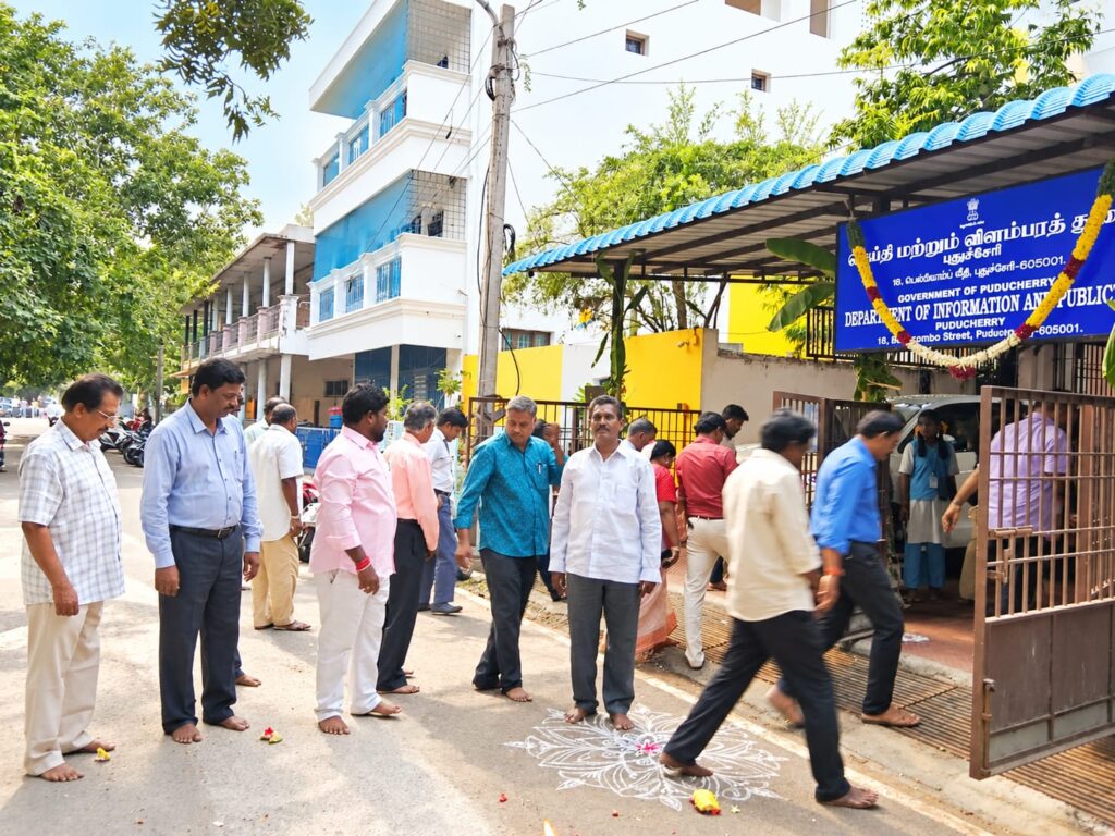 செய்தி மக்கள் தொடர்பு துறை அலுவலகத்தில் ஆயுத பூஜை கொண்டாட்டம்