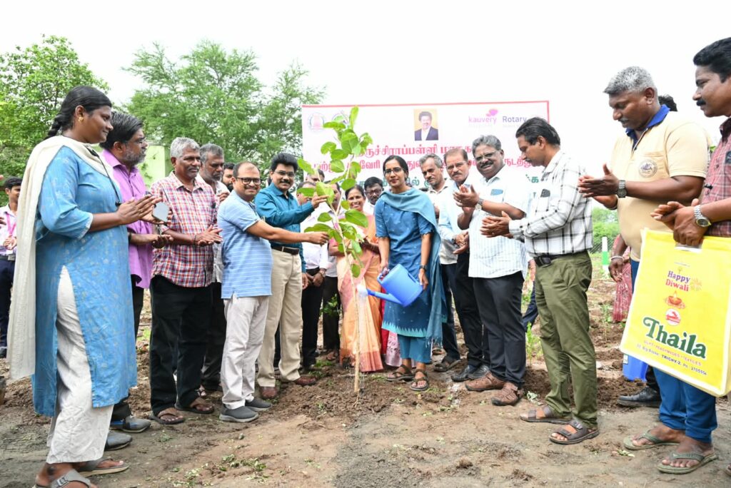 திருச்சி மாநகராட்சி 35வதுவார்டில் குறுங்காடு திட்டம்; மாநகராட்சி ஆணையர் பொன்மணி தொடங்கி வைப்பு