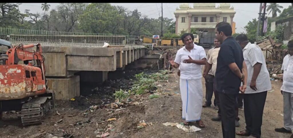 உருளையன்பேட்டை தொகுதியில் மழை வெள்ள பாதிப்பு – நேரு , குலோத்துங்கன் நேரில் ஆய்வு