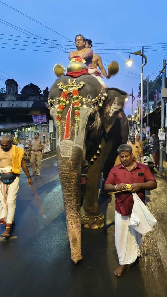 காவிரி துலா ஸ்நானம்: திருப்பராய்த்துறையில் பல்லாயிரக்கணக்கான பக்தர்கள் புனித நீராடல்