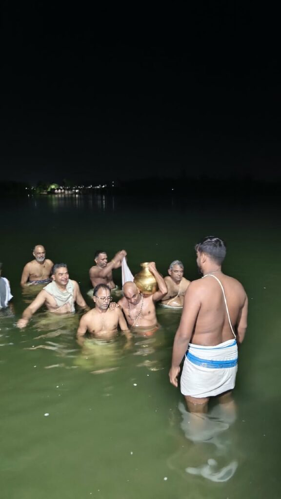 காவிரி துலா ஸ்நானம்: திருப்பராய்த்துறையில் பல்லாயிரக்கணக்கான பக்தர்கள் புனித நீராடல்