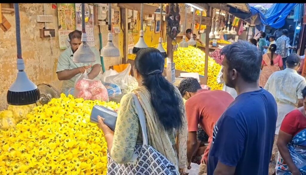 புதுச்சேரி ஆயுத பூஜை கொண்டாட்டம்: பூக்களின் விலை உச்சம்