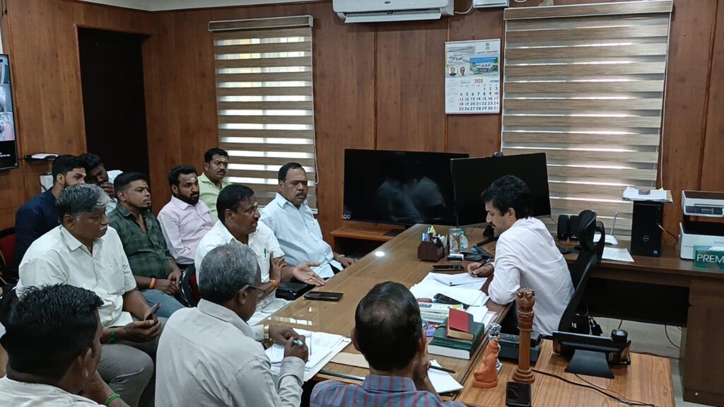 நேரு எம்எல்ஏ தொகுதி மேம்பாட்டு பணிகள் குறித்து உள்ளாட்சித் துறை இயக்குனருடன் ஆலோசனை