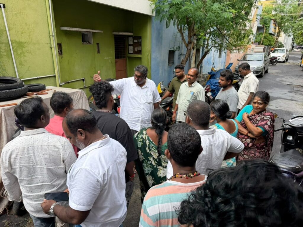 தட்டாஞ்சாவடி தொகுதியில் மழைநீர் தேங்குவதைத் தடுக்க வாய்க்கால்களை ஆய்வு செய்த MLA அசோக் ஆனந்த்