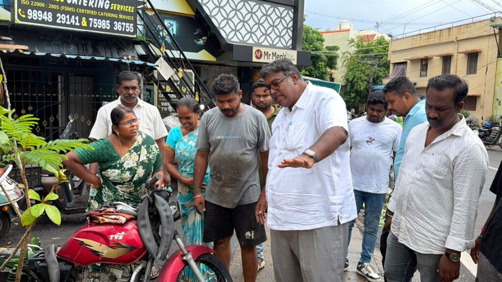 தட்டாஞ்சாவடி தொகுதியில் மழைநீர் தேங்குவதைத் தடுக்க வாய்க்கால்களை ஆய்வு செய்த MLA அசோக் ஆனந்த்