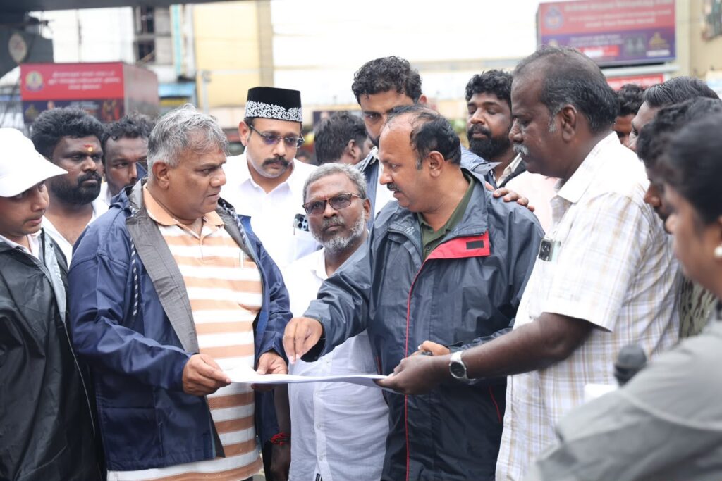 அமைச்சர் ஆனந்த் தியாகராஜ நகர் தொகுதிகளில் மழை நீரை அப்புறப்படுத்தும் பணிகளை மேற்கொண்டார்