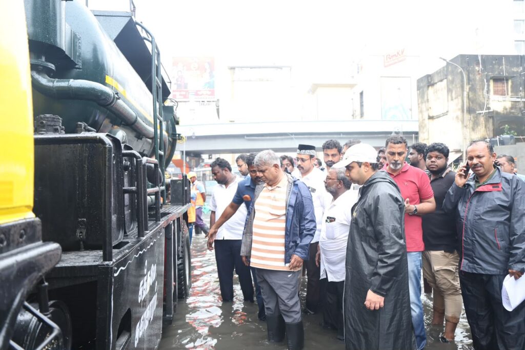அமைச்சர் ஆனந்த் தியாகராஜ நகர் தொகுதிகளில் மழை நீரை அப்புறப்படுத்தும் பணிகளை மேற்கொண்டார்