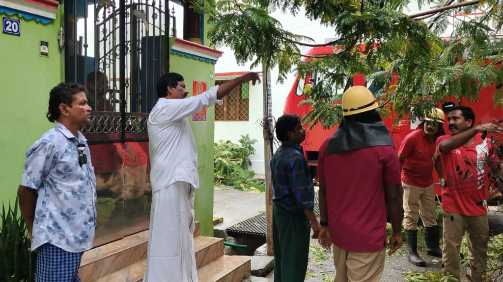 பலத்த காற்றால் முறிந்து விழுந்த மரக்கிளைகளை அப்புறப்படுத்தி போக்குவரத்தை சீர் செய்தனர்