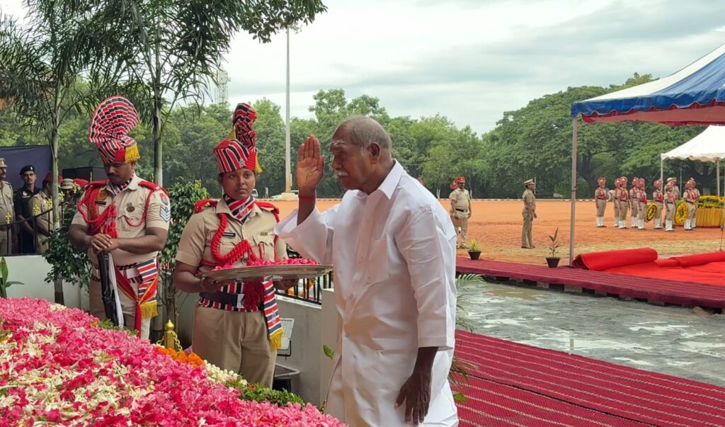 புதுச்சேரியில் 21 குண்டுகள் முழங்க வீரவணக்கம் செலுத்தினர்