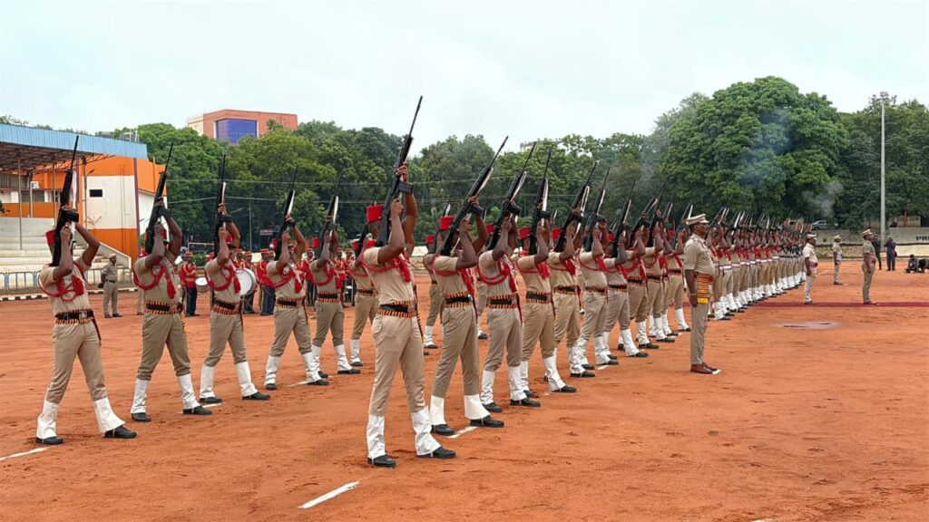 புதுச்சேரியில் 21 குண்டுகள் முழங்க வீரவணக்கம் செலுத்தினர்