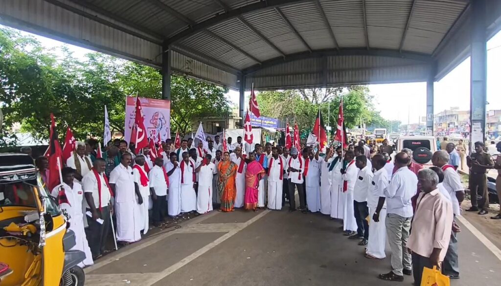 தேர்தல் வாக்குறுதிப்படி அனைத்து விவசாயக் கடன்களையும் முழுமையாகத் தள்ளுபடி செய்ய வேண்டும்: திருவெறும்பூரில் விவசாயிகள் சாலை மறியல்