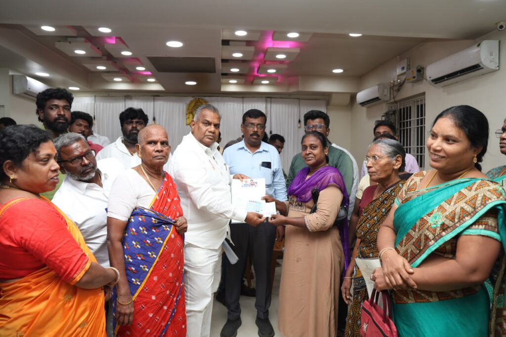 மழையால் சேதம் அடைந்த 48 வீடுகளை உடனடியாக மறுபரிசீலனை செய்து கட்டித் தரப்படும் என அமைச்சர் ஆனந்த் உறுதளித்துள்ளார்