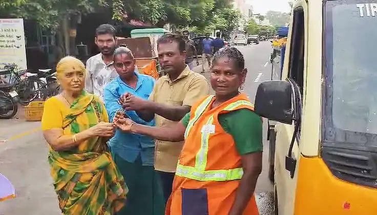 குப்பையில் போன தங்கச் செயின்: மீட்டுக் கொடுத்த தூய்மை பணியாளர்கள்: மனித நேயம் உயிர்ப்புடன் உள்ளது