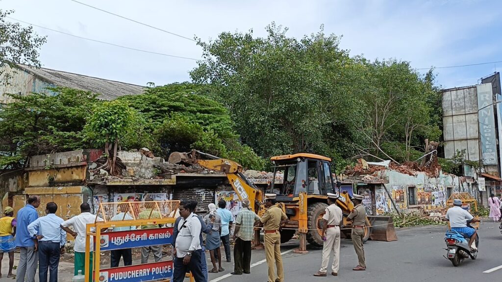 சேதமடைந்த நியூட்டன் தியேட்டர் சுற்றுச் சுவர் எம்எல்ஏ நேருவின் முயற்சியால் இடிப்பு