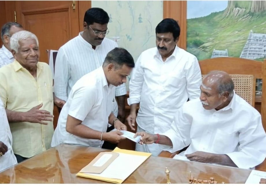 எல்லையம்மன் ஆலய திருப்பணிக்கு காசோலையை முதலமைச்சர் ரங்கசாமி வழங்கினார்