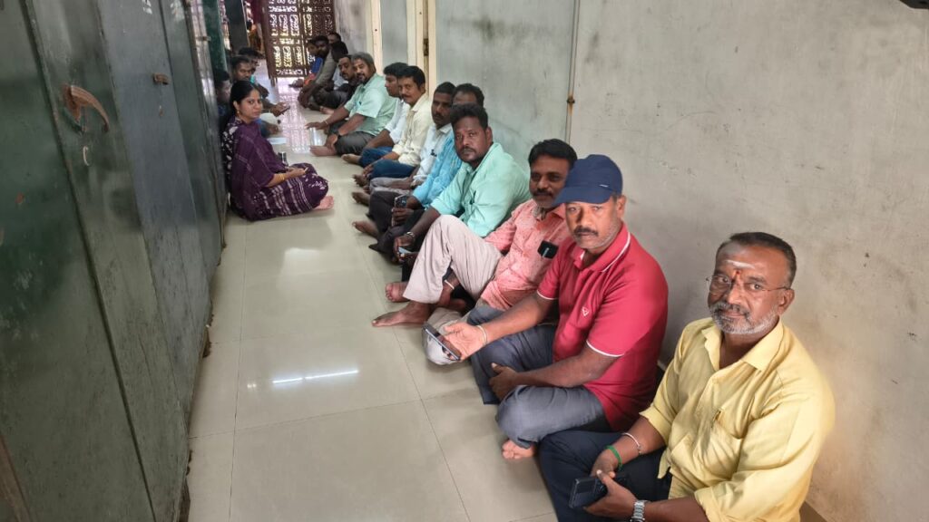 புதுச்சேரி சுற்றுலா வளர்ச்சி கழக ஊழியர்கள் போராட்டம்
