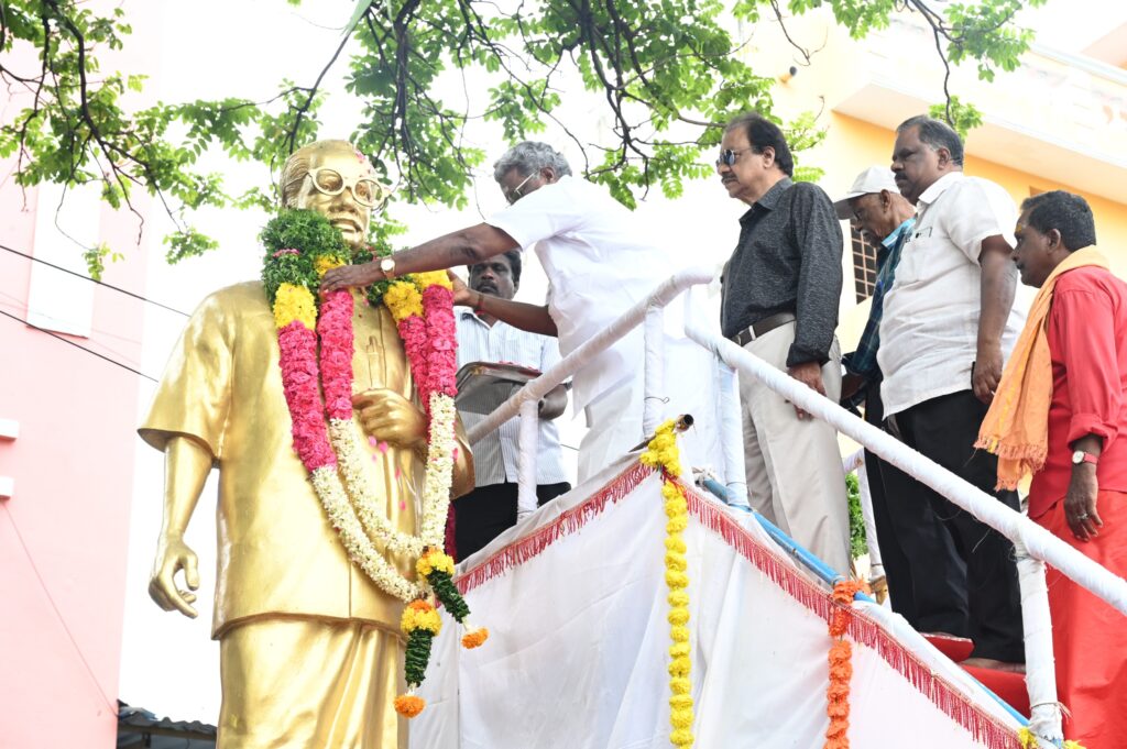 கவிஞர் புதுவைச் சிவம் பிறந்த நாள்: அமைச்சர்கள் மாலை அணிவித்து மரியாதை