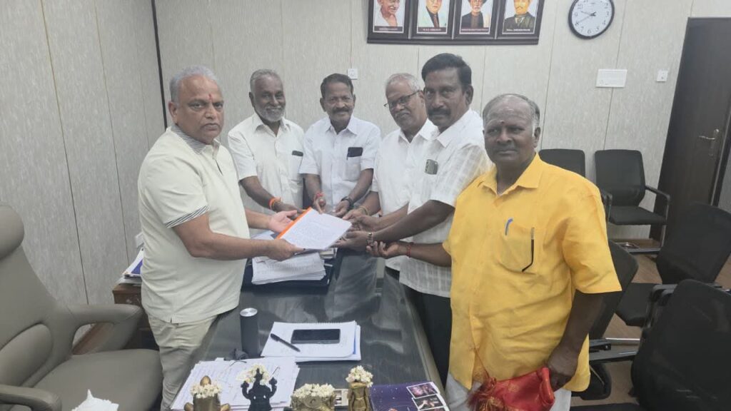 ஏ.எஃப்.டி. பஞ்சாலை ஓய்வூதிய ஊழியர்களின் நிலுவை ஊதியத்தை வழங்கக் கோரி அமைச்சர் மல்லாடி கிருஷ்ணாராவிடம் மனு
