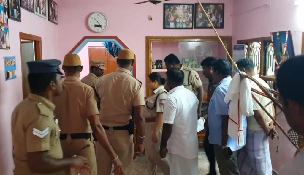 சீர்காழி அருகே மனைவி, மகன் அடித்து கொலை; கணவன் தூக்கிட்டு தற்கொலை