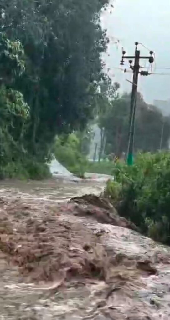 கொடைக்கானலில் வெள்ளப்பெருக்கு: கிராம மக்கள் கடும் அவதி