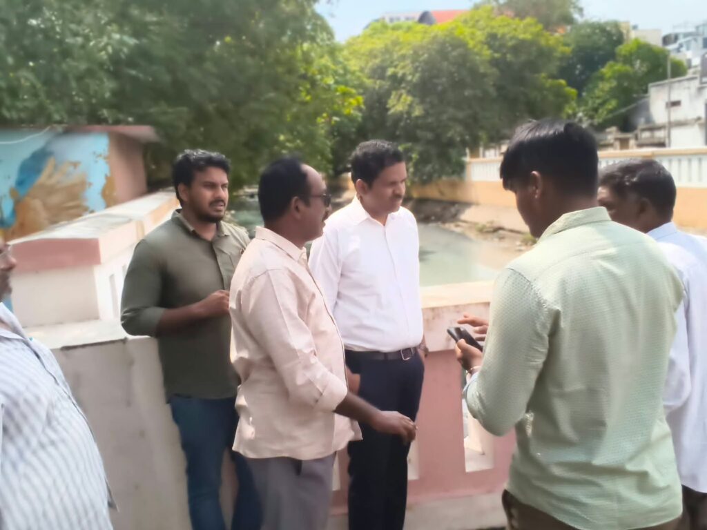 மாவட்ட ஆட்சியர் குலோத்துங்கன் ராஜ்பவன் தொகுதியில் உள்ள வாய்க்கால்களை நேரில் ஆய்வு