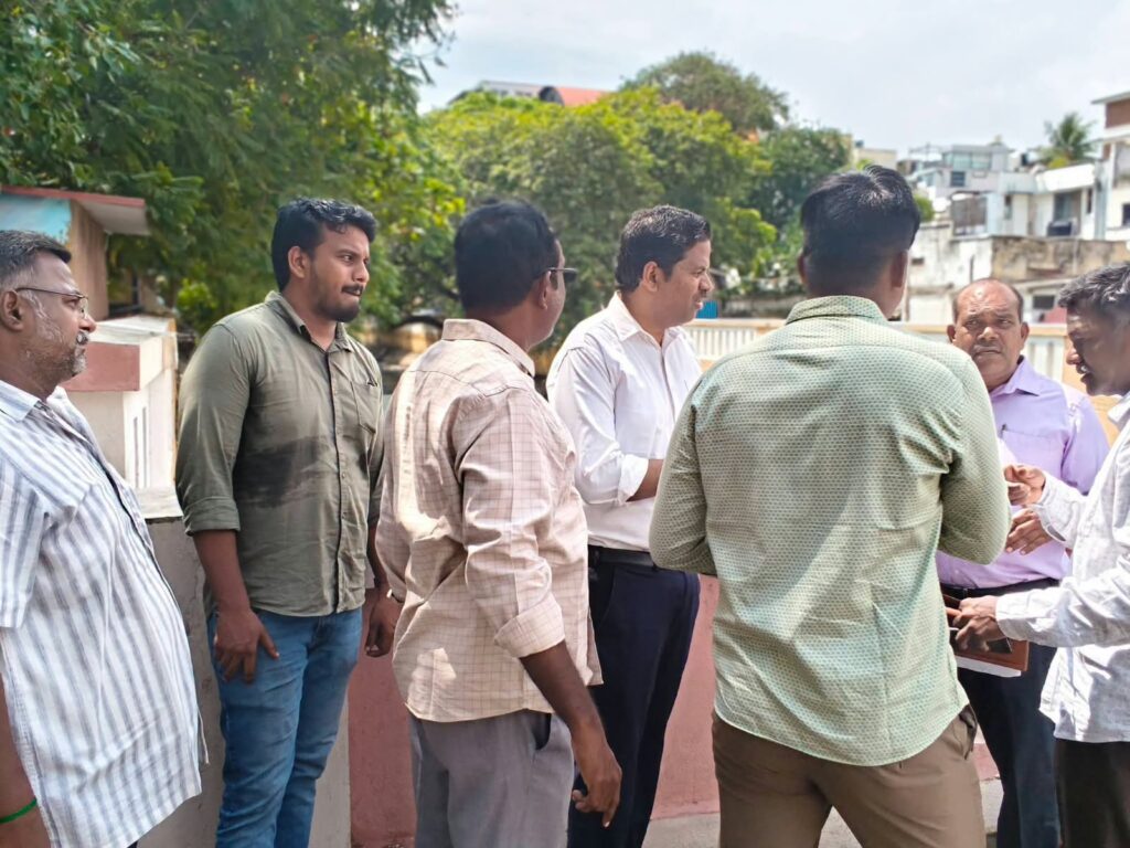 மாவட்ட ஆட்சியர் குலோத்துங்கன் ராஜ்பவன் தொகுதியில் உள்ள வாய்க்கால்களை நேரில் ஆய்வு