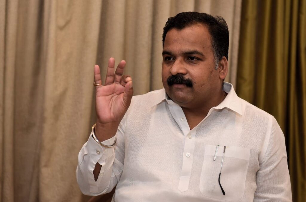 தனியாருக்கு தேசியமயமாக்கப்பட்ட வங்கிகளின் கதவுகளை திறந்துவிட பிரதமர் மோடி அரசு தீவிம்