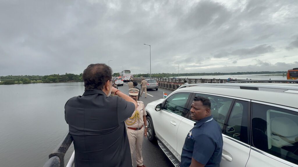 கைலாஷ்நாதன் நோணாங்குப்பம் சுண்ணாம்பாறு நீரோட்டத்தை பார்வையிட்டார்