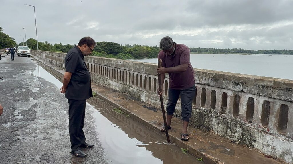 கைலாஷ்நாதன் நோணாங்குப்பம் சுண்ணாம்பாறு நீரோட்டத்தை பார்வையிட்டார்