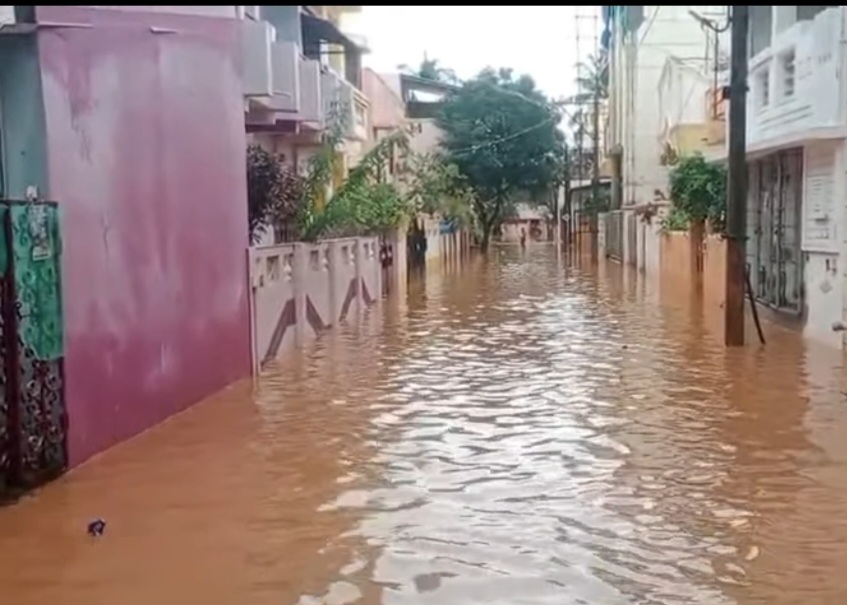 புதுச்சேரியில் தாழ்வான பகுதிகளில் மழைநீர் தேக்கம்:பொதுமக்கள் கடும் பாதிப்பு