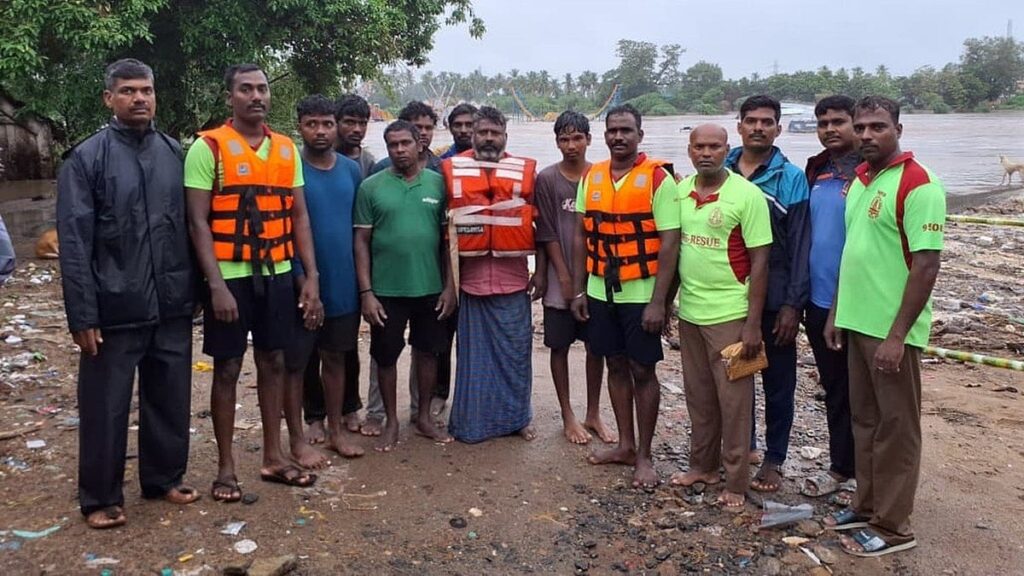 பெரம்பலூர் வெள்ளாற்றில் சிக்கி தவித்த தொழிலாளிகள் 9 பேர் பத்திரமாக மீட்பு