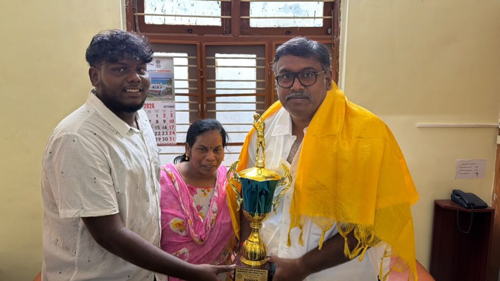 தென்னிந்திய அளவிலான நெட் பால் போட்டியில் வெள்ளிப் பதக்கம் வென்ற செழியனை சந்தித்து வாழ்த்துகளைத் தெரிவித்த அசோக் ஆனந்த்