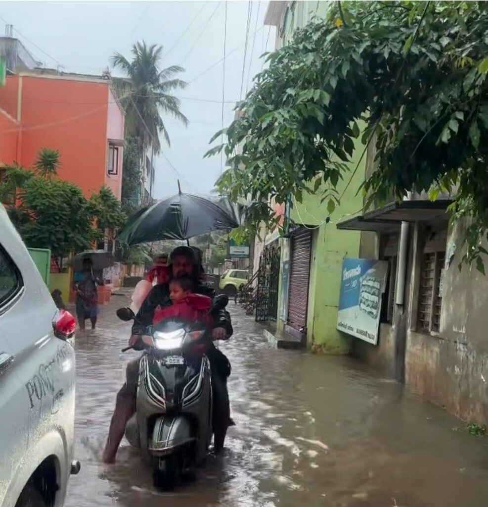 புதுச்சேரியில் தாழ்வான பகுதிகளில் மழைநீர் தேக்கம்:பொதுமக்கள் கடும் பாதிப்பு