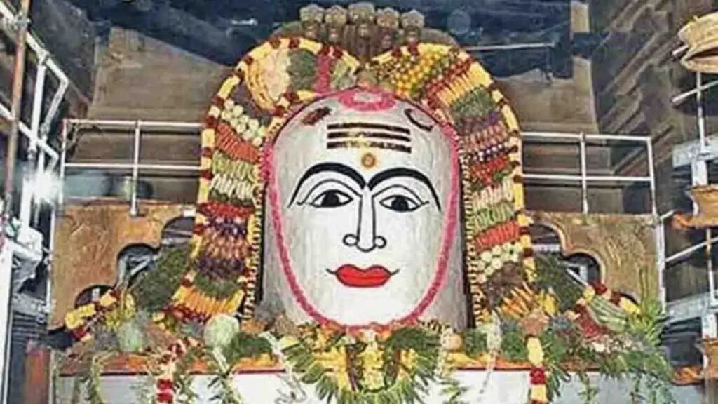 உலகின் மிகப்பெரிய சிவலிங்கமான கங்கைகொண்ட சோழபுரம் பிரகதீஷ்வரருக்கு 1975 கிலோ அரிசி கொண்டு அன்னாபிஷேகம்
